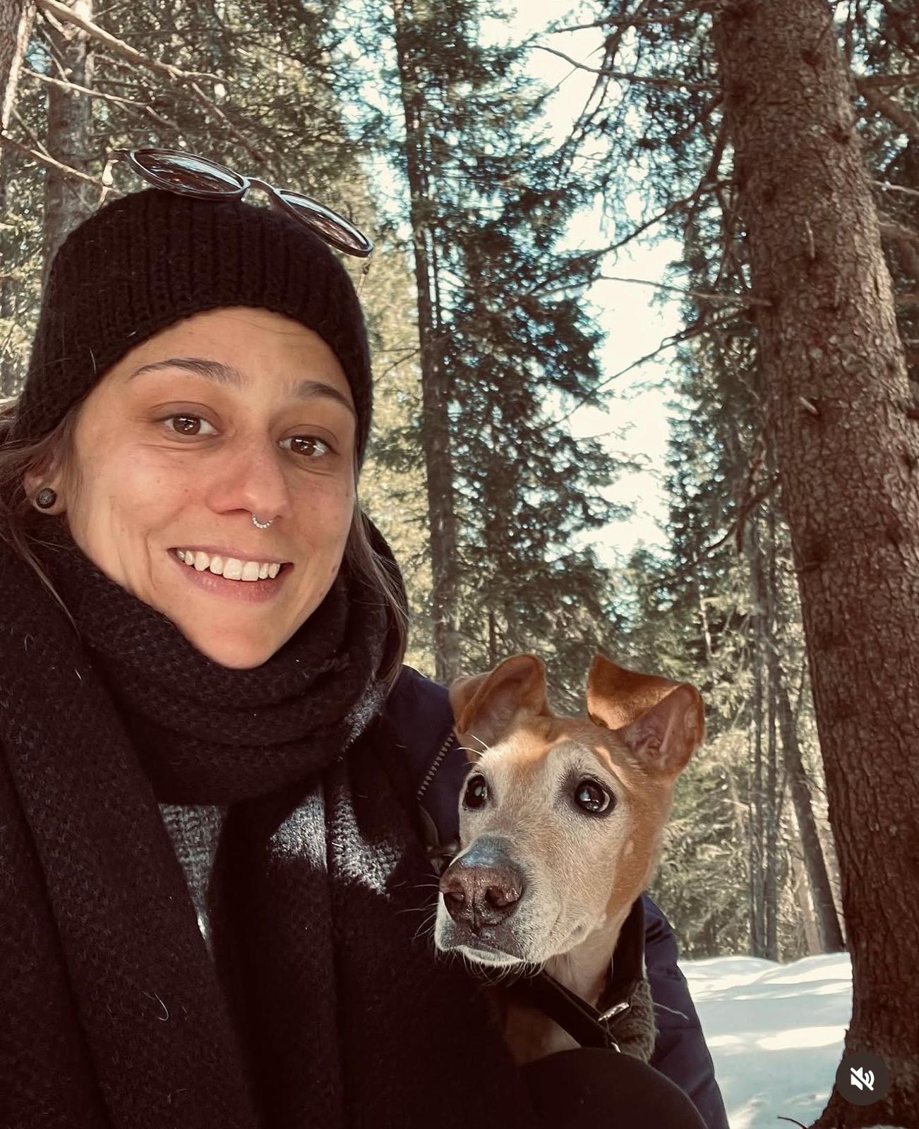 Steffi mit Hund im Winterwald